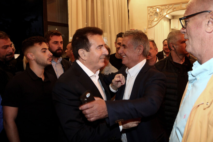 «Ο Τσίπρας, αδιόρθωτος, συνεχίζει τα ψέματα»: Μεγάλη προσέλευση στην πολιτική συγκέντρωση Χρυσοχοΐδη στο Περιστέρι, βίντεο και φωτογραφίες