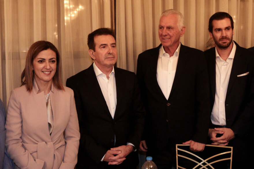 «Ο Τσίπρας, αδιόρθωτος, συνεχίζει τα ψέματα»: Μεγάλη προσέλευση στην πολιτική συγκέντρωση Χρυσοχοΐδη στο Περιστέρι, βίντεο και φωτογραφίες