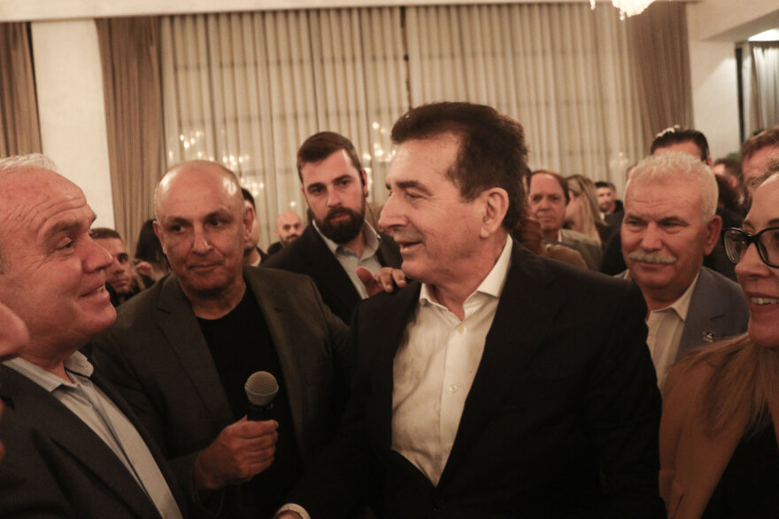 «Ο Τσίπρας, αδιόρθωτος, συνεχίζει τα ψέματα»: Μεγάλη προσέλευση στην πολιτική συγκέντρωση Χρυσοχοΐδη στο Περιστέρι, βίντεο και φωτογραφίες