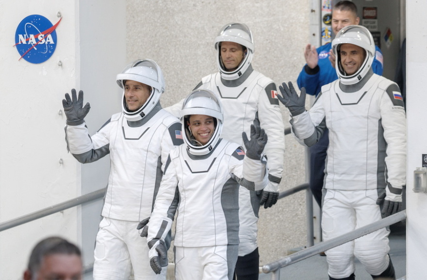 Εκτοξεύτηκε ο πύραυλος της SpaceX που μεταφέρει τέσσερις αστροναύτες στον Διεθνή Διαστημικό Σταθμό, βίντεο