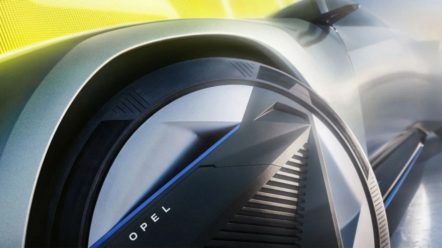 H Opel φουντώνει το μυστήριο γύρω από το STX Concept