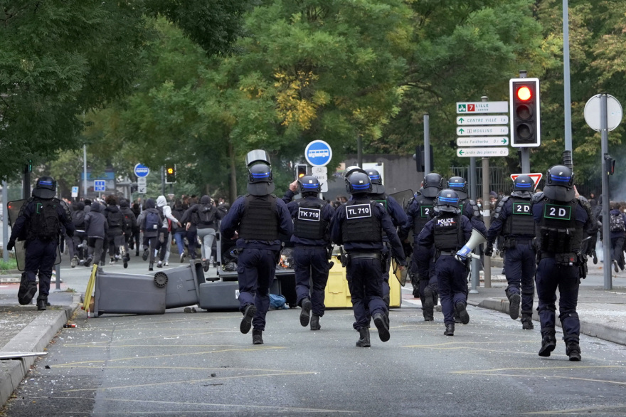 Χάος στη Γαλλία με τις μαθητικές διαδηλώσεις: Πάνω από 440 συλλήψεις, 76 τραυματίες, δείτε βίντεο 
