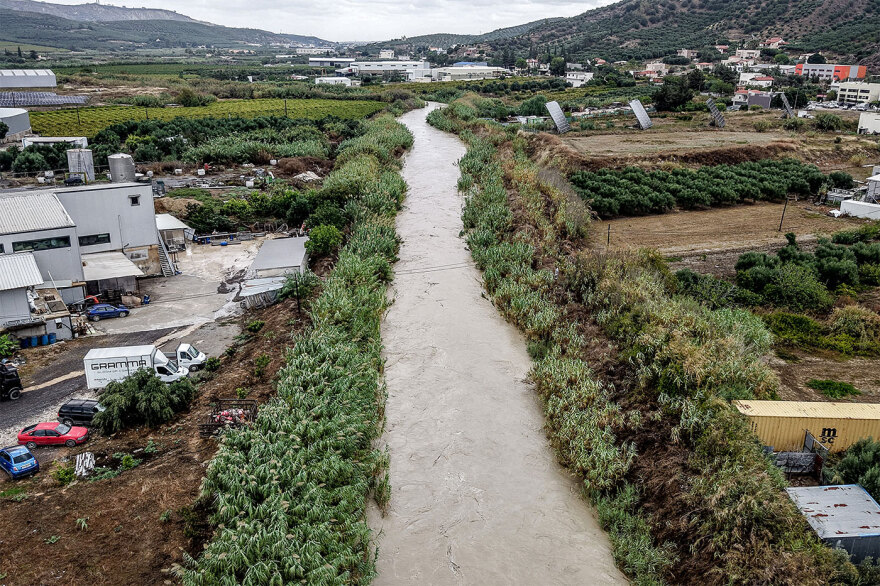 Η κακοκαιρία χτύπησε την Κρήτη: Ένας νεκρός, ποτάμια λάσπης οι δρόμοι και μεγάλες καταστροφές - Δείτε βίντεο και φωτογραφίες