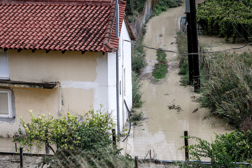 Η κακοκαιρία χτύπησε την Κρήτη: Ένας νεκρός, ποτάμια λάσπης οι δρόμοι και μεγάλες καταστροφές - Δείτε βίντεο και φωτογραφίες