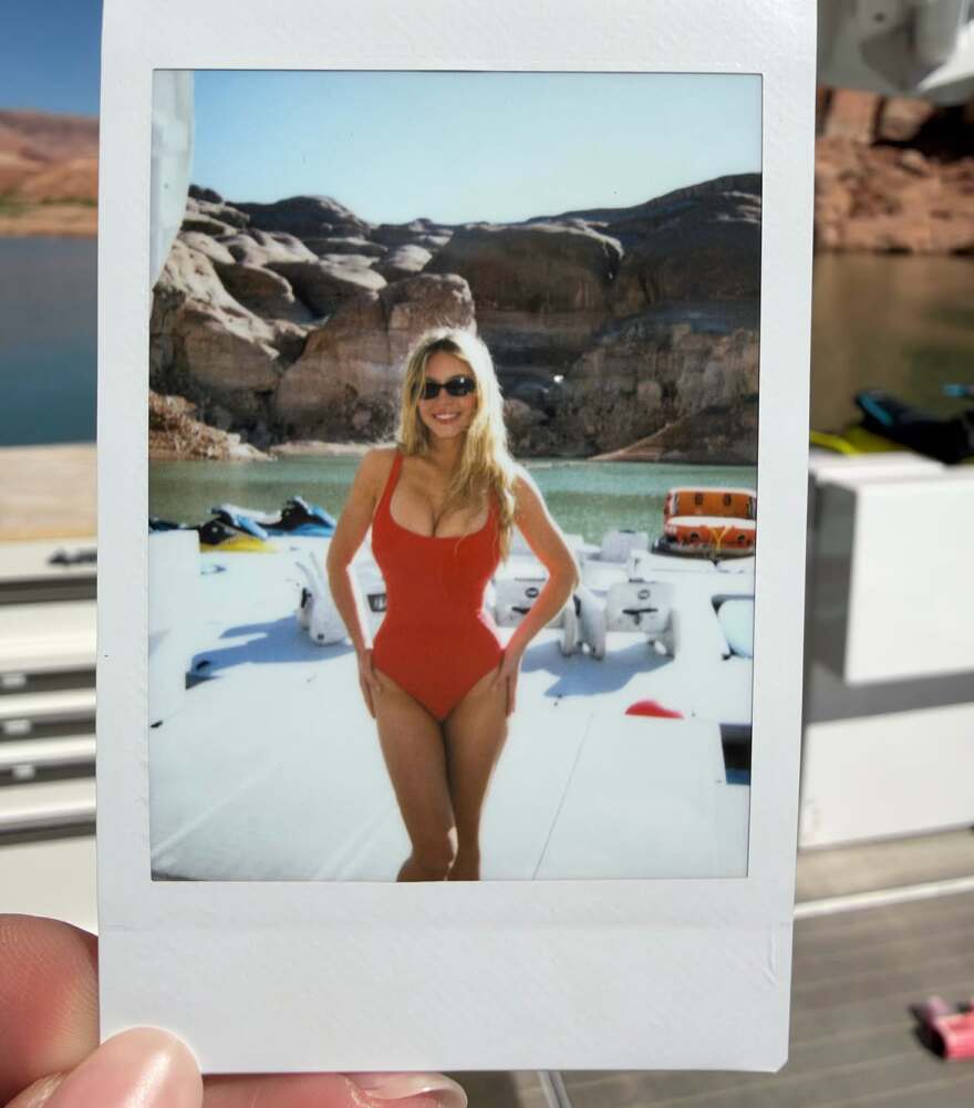 Η Σίντνεϊ Σουίνι άλα Baywatch στις διακοπές με τον σύντροφό της, δείτε φωτογραφίες