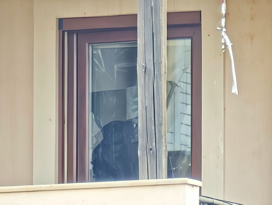 Ο πρώην σύντροφος εισέβαλε με βαριοπούλα και μαχαίρωσε το ζευγάρι στο Λαύριο - Η γυναίκα τον είχε καταγγείλει 5 φορές, είχε και panic button