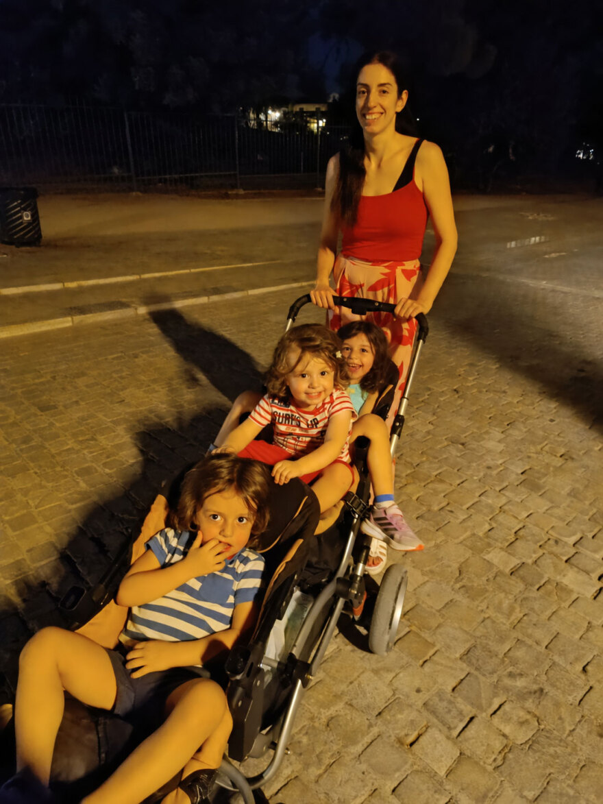 Μουσικός του δρόμου, μητέρα 4 τεσσάρων παιδιών και βιοπληροφορικός: Η ιστορία της 29χρονης Δώρας Ζορμπά που παίζει πιάνο κάτω από την Ακρόπολη