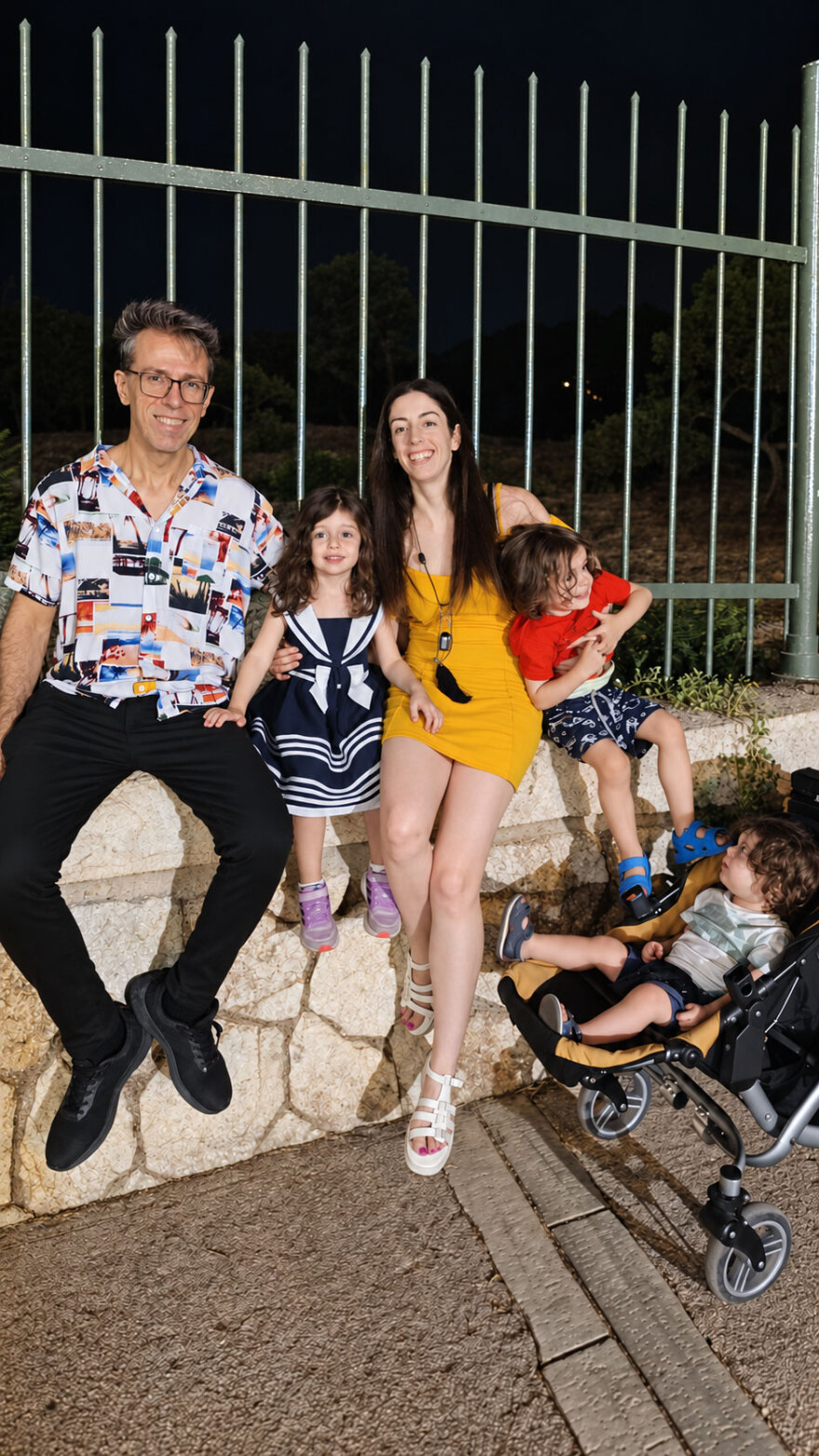 Μουσικός του δρόμου, μητέρα 4 τεσσάρων παιδιών και βιοπληροφορικός: Η ιστορία της 29χρονης Δώρας Ζορμπά που παίζει πιάνο κάτω από την Ακρόπολη