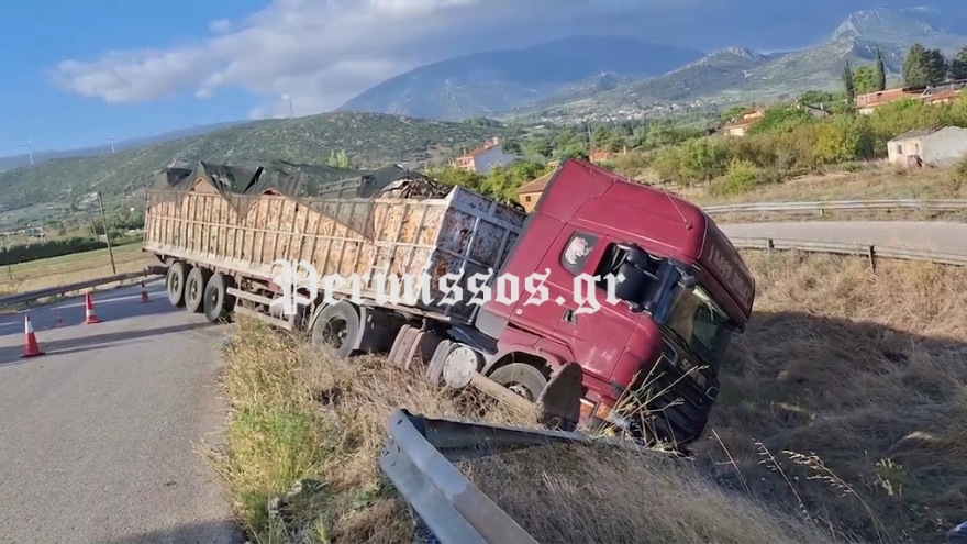 Νταλίκα έμεινε κρεμασμένη από γέφυρα στη Βοιωτία, σώοι οδηγός και συνοδηγός