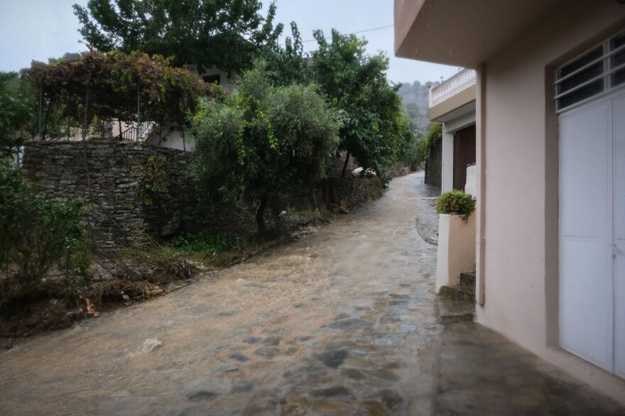 Κατακλυσμός στην Κρήτη: Έπεσε το νερό ενός έτους μέσα σε 48 ώρες στο Ξυλόσκαλο Χανίων, πώς θα εξελιχθούν τα φαινόμενα τις επόμενες ώρες