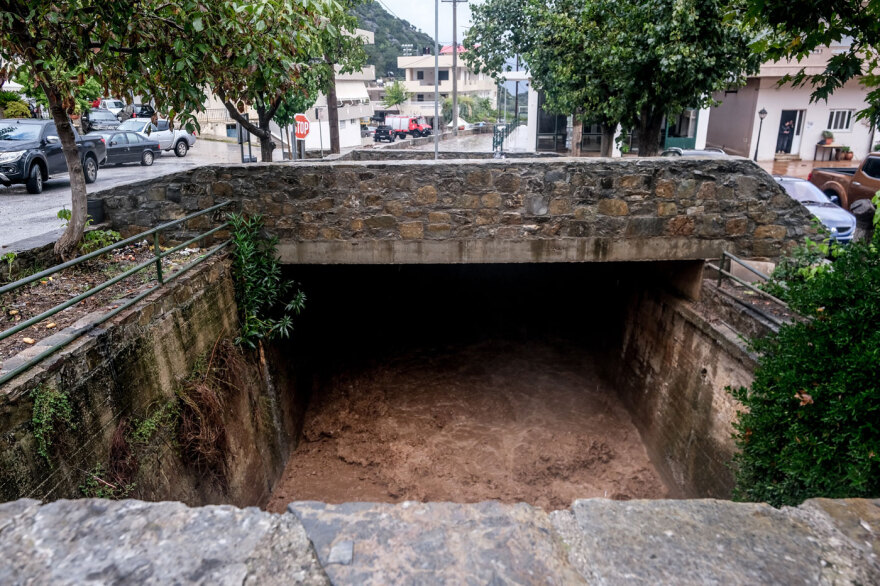 Κατακλυσμός στην Κρήτη: Έπεσε το νερό ενός έτους μέσα σε 48 ώρες στο Ξυλόσκαλο Χανίων, πώς θα εξελιχθούν τα φαινόμενα τις επόμενες ώρες