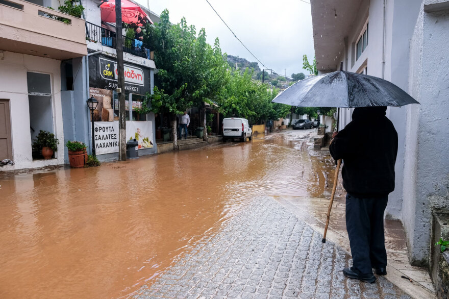 Κατακλυσμός στην Κρήτη: Έπεσε το νερό ενός έτους μέσα σε 48 ώρες στο Ξυλόσκαλο Χανίων, πώς θα εξελιχθούν τα φαινόμενα τις επόμενες ώρες