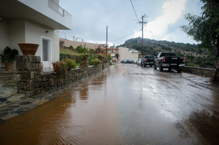Κατακλυσμός στην Κρήτη: Έπεσε το νερό ενός έτους μέσα σε 48 ώρες στο Ξυλόσκαλο Χανίων, πώς θα εξελιχθούν τα φαινόμενα τις επόμενες ώρες