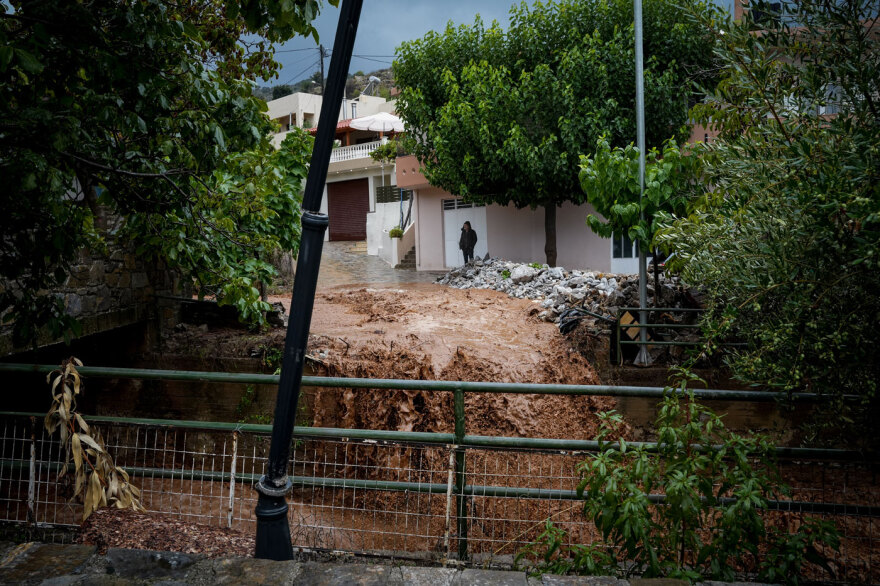 Εικόνες καταστροφής από την κακοκαιρία στην Κρήτη: Αυτοκίνητα στη θάλασσα, πλημμυρισμένα σπίτια και κατεστραμμένοι δρόμοι