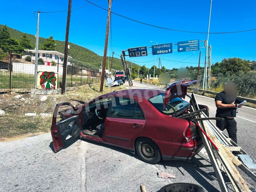 Αυτοκίνητο ξήλωσε μεταλλική βάση πινακίδων μετά από σύγκρουση στο Σοφικό, δείτε βίντεο και φωτογραφίες