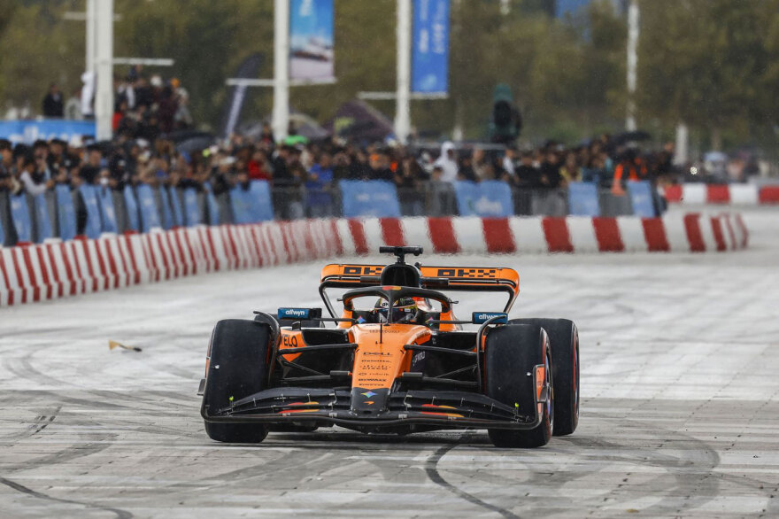 Η Αθήνα στην pole position με McLaren! Χιλιάδες φίλοι του motorsport στο πρώτο Allwyn x McLaren Racing Live event