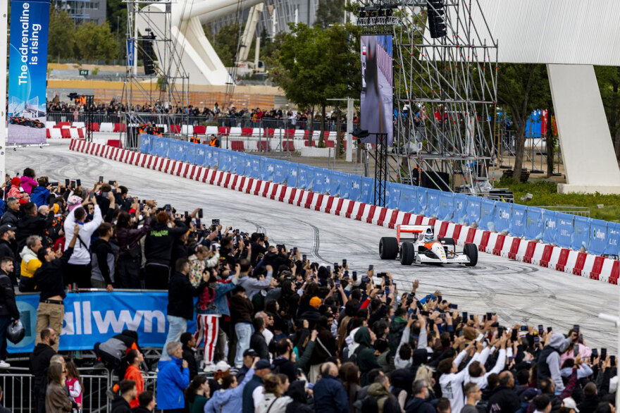Η Αθήνα στην pole position με McLaren! Χιλιάδες φίλοι του motorsport στο πρώτο Allwyn x McLaren Racing Live event