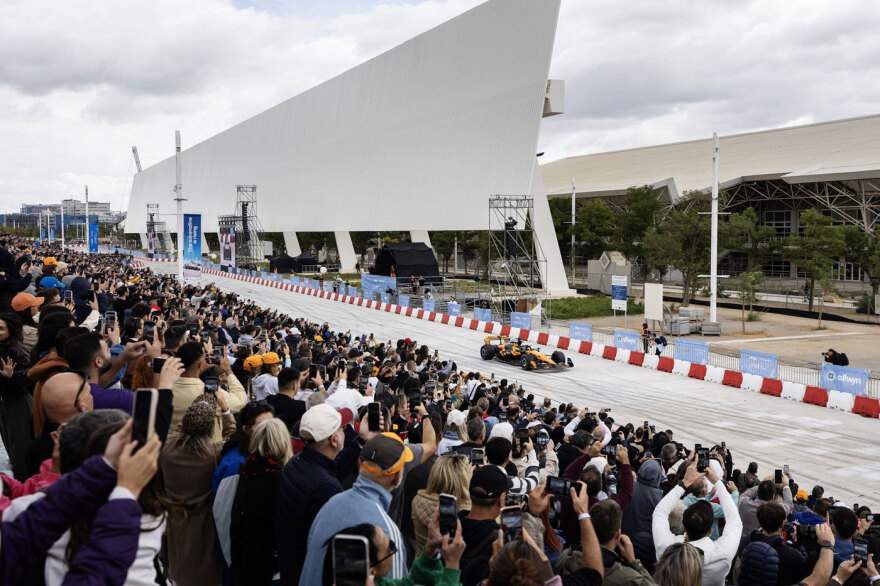 Η Αθήνα στην pole position με McLaren! Χιλιάδες φίλοι του motorsport στο πρώτο Allwyn x McLaren Racing Live event