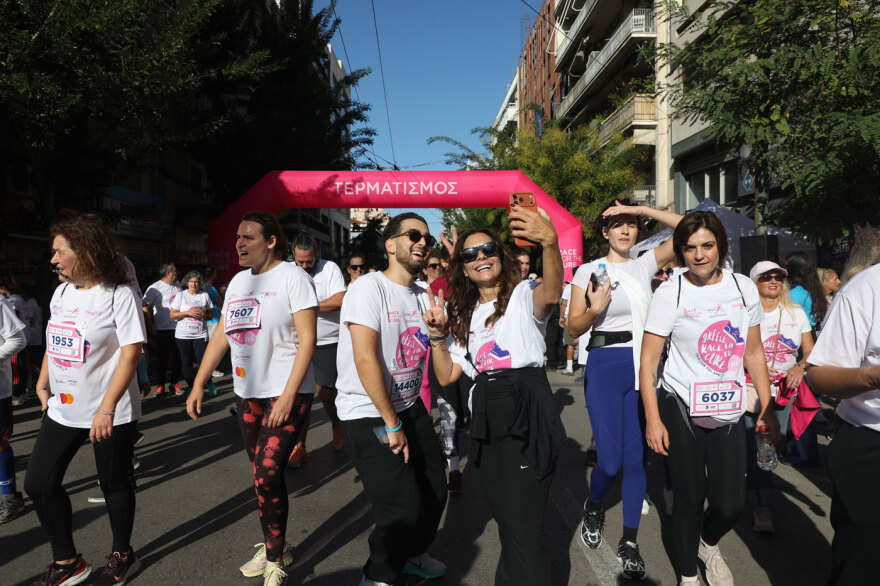 Μεγάλη η συμμετοχή στον 18ο Μαραθώνιο για τον καρκίνο του μαστού, 58.000 άτομα έτρεξαν για καλό σκοπό - Δείτε φωτογραφίες