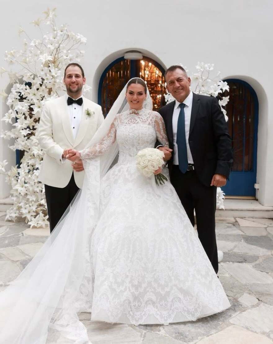 Το βίντεο από τη δεξίωση του γάμου της Νίκης Βρούτση: Χόρεψε ξέφρενα με τον σύζυγό της τις «Καμπάνες» του Αργυρού