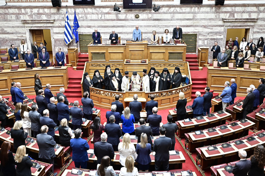 Ο αγιασμός της Βουλής: Οι παρέες και τα πηγαδάκια, ποιοι μίλησαν με ποιους - Δείτε φωτογραφίες