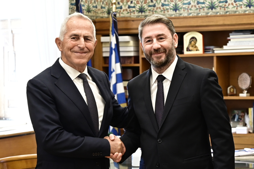 Γιατί σήκωσε σημαία ΠΑΣΟΚ ο ναύαρχος Αποστολάκης: «Πάω κόντρα στο κύμα, αρνούμαι τις αποστρατεύσεις, τις προσωπικές λύσεις και τα κελεύσματα»  