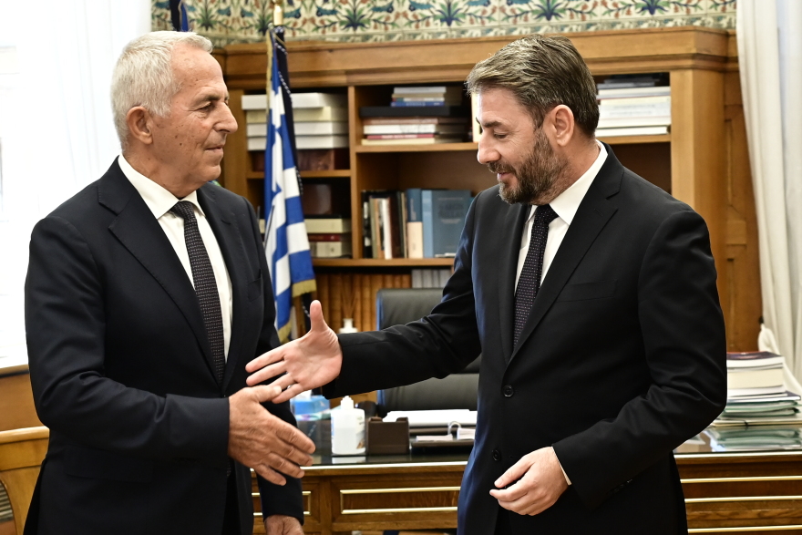 Γιατί σήκωσε σημαία ΠΑΣΟΚ ο ναύαρχος Αποστολάκης: «Πάω κόντρα στο κύμα, αρνούμαι τις αποστρατεύσεις, τις προσωπικές λύσεις και τα κελεύσματα»  