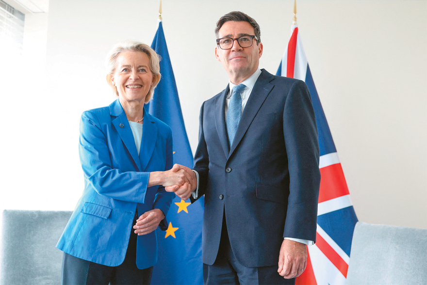 Δέκα χρόνια μετά το Brexit, η Βρετανία ξαναχτυπά την πόρτα που είχε κλείσει με θόρυβο