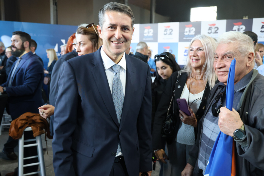 Tο παρασκήνιο των γενεθλίων της ΝΔ: Το 4Χ4 του Μητσοτάκη, το νεοδημοκρατικό ρετρό συσπείρωσης και οι αναφορές στους «πρώην»