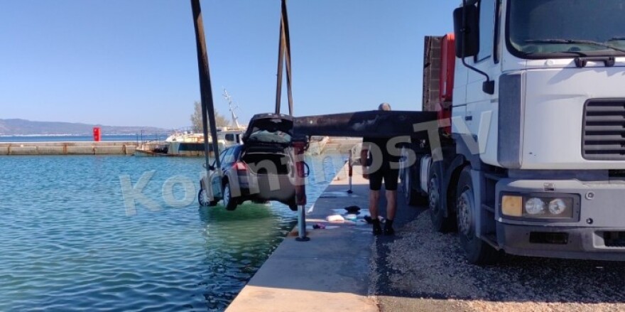 Αυτοκίνητο έπεσε στη θάλασσα στο Βραχάτι, πρόλαβαν να βγουν οι επιβάτες, δείτε βίντεο και φωτογραφίες