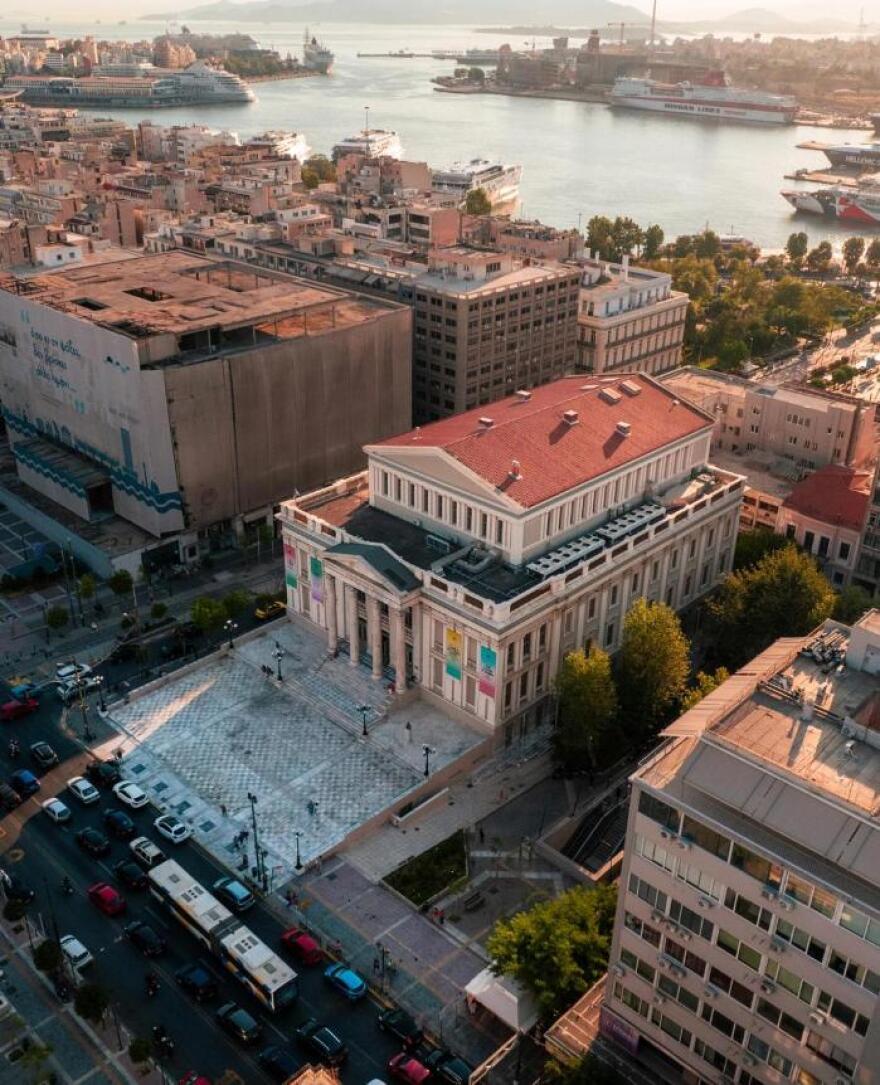 Γιάννης Μπέζος και Σπύρος Παπαδόπουλος συναντιούνται στο Δημοτικό Θέατρο Πειραιά  δεκαετίες μετά τους «Απαράδεκτους»