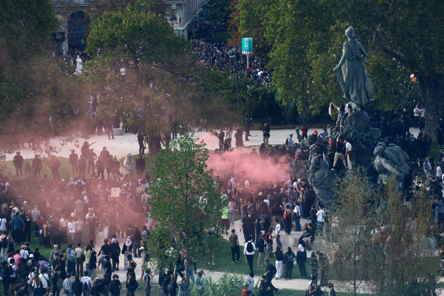 Στους δρόμους για την Παιδεία δεκάδες χιλιάδες μαθητές στη Γαλλία: Επεισόδια στο Παρίσι,δακρυγόνα, εκατοντάδες σχολεία υπό κατάληψη