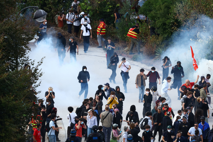 Στους δρόμους εκατοντάδες χιλιάδες μαθητές στη Γαλλία: Επεισόδια στο Παρίσι, δακρυγόνα, σχεδόν 1.000 σχολεία υπό κατάληψη