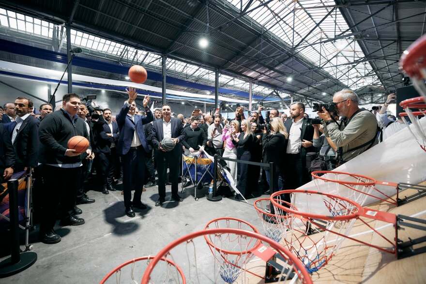 Tο παρασκήνιο των γενεθλίων της ΝΔ: Το 4Χ4 του Μητσοτάκη, το νεοδημοκρατικό ρετρό συσπείρωσης και οι αναφορές στους «πρώην»