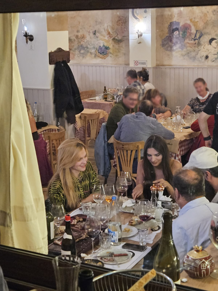 Η Έμιλι Ραταϊκόφσκι και ο Ρομέν Γαβράς γευμάτισαν με τη Ρένα Μόρφη, δείτε εικόνες