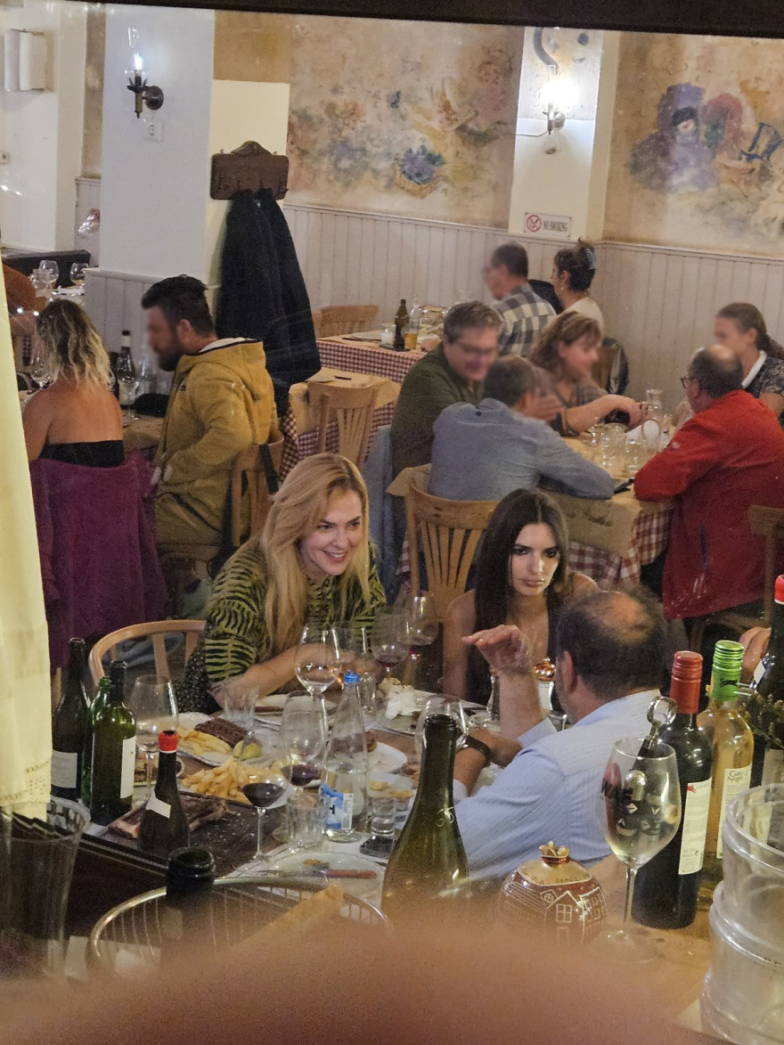 Η Έμιλι Ραταϊκόφσκι και ο Ρομέν Γαβράς γευμάτισαν με τη Ρένα Μόρφη, δείτε εικόνες