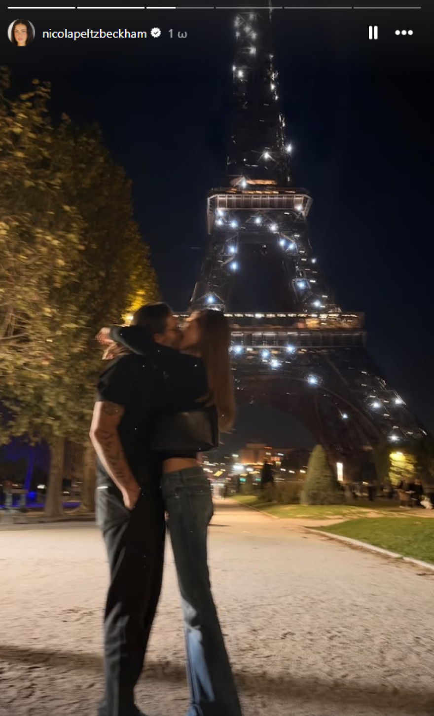 Ο Μπρούκλιν Μπέκαμ και η Νίκολα Πελτζ φιλήθηκαν με φόντο τον Πύργο του Άιφελ, δείτε φωτογραφία