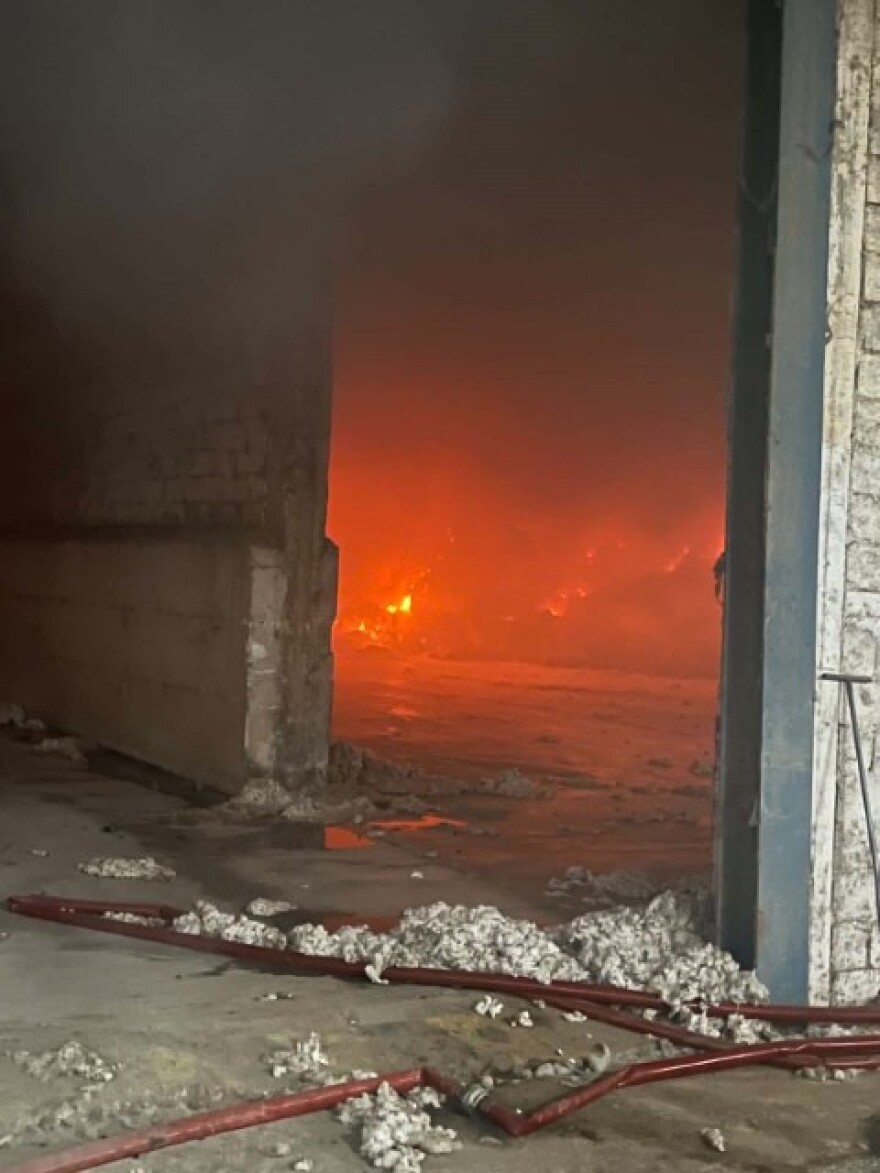 Μεγάλη φωτιά σε εγκαταστάσεις βάμβακος έξω από τα Τρίκαλα, στις φλόγες έξι αποθήκες, δείτε εικόνες