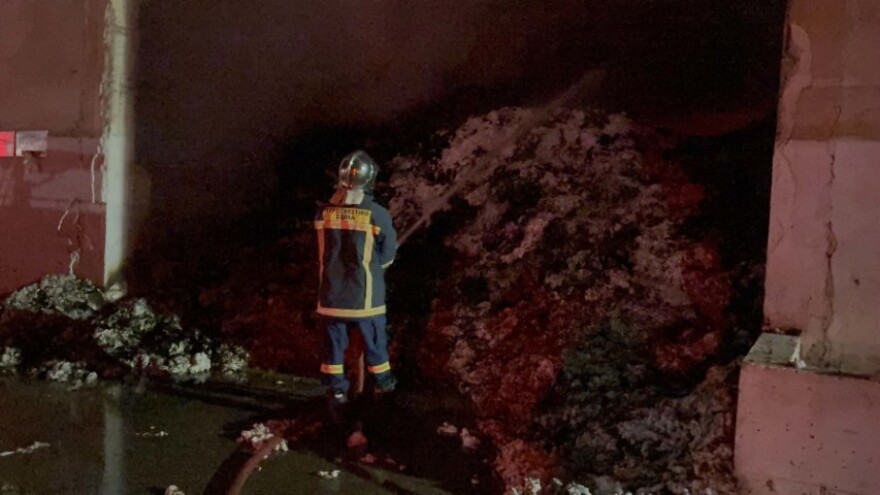 Μεγάλη φωτιά σε εγκαταστάσεις βάμβακος έξω από τα Τρίκαλα, στις φλόγες έξι αποθήκες, δείτε εικόνες