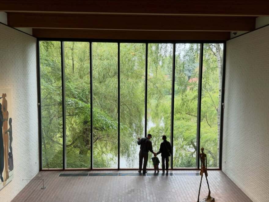 Η Λίλι Κόλινς ανέβασε φωτογραφίες από τις διακοπές της στην Ευρώπη: Οι τρυφερές στιγμές με τον σύζυγο και την κόρη της
