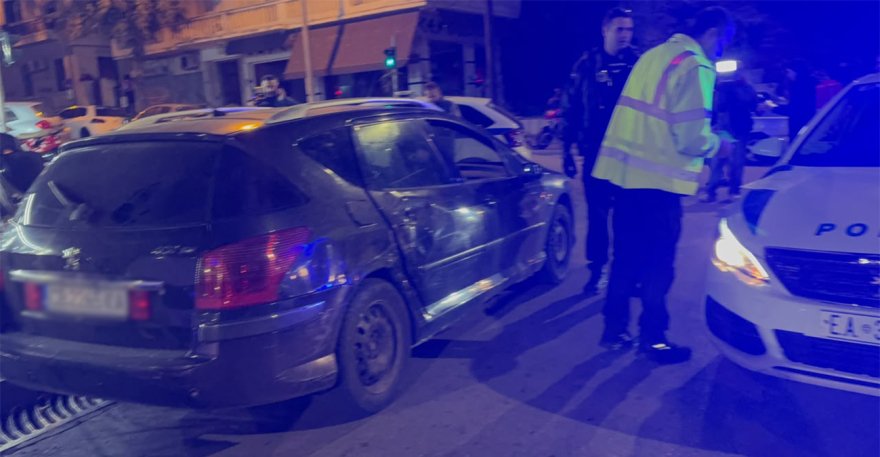Βίντεο: Επεισοδιακή καταδίωξη αυτοκινήτου στη Θεσσαλονίκη με επτά μετανάστες, ο οδηγός εμβόλισε σταθμευμένα ΙΧ και διέφυγε πεζός