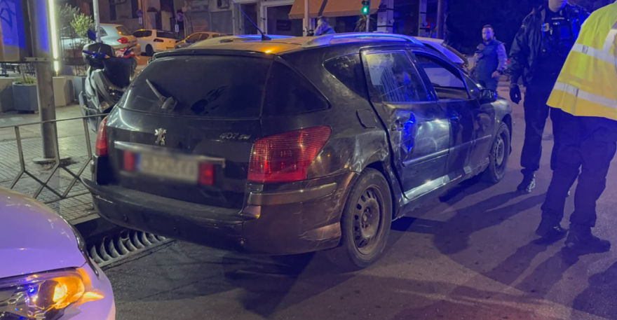 Βίντεο: Επεισοδιακή καταδίωξη αυτοκινήτου στη Θεσσαλονίκη με επτά μετανάστες, ο οδηγός εμβόλισε σταθμευμένα ΙΧ και διέφυγε πεζός