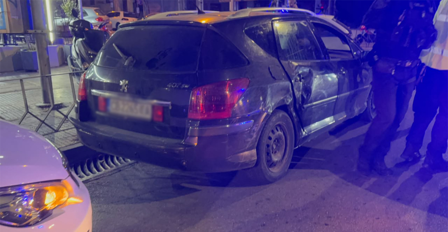 Βίντεο: Επεισοδιακή καταδίωξη αυτοκινήτου στη Θεσσαλονίκη με επτά μετανάστες, ο οδηγός εμβόλισε σταθμευμένα ΙΧ και διέφυγε πεζός