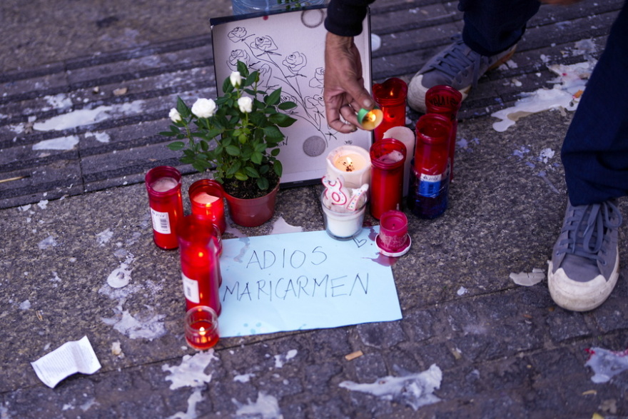 «Δεν θα σε ξεχάσουμε ποτέ»: Οι Ισπανοί αποχαιρετούν τη Μαρικάρμεν με κεριά, λουλούδια και πορεία στη μνήμη της