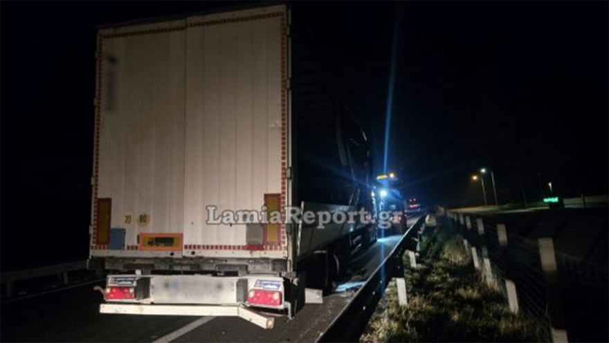 Νταλίκα εξετράπη στην Αθηνών - Λαμίας, γέμισε ζάχαρη ο δρόμος

