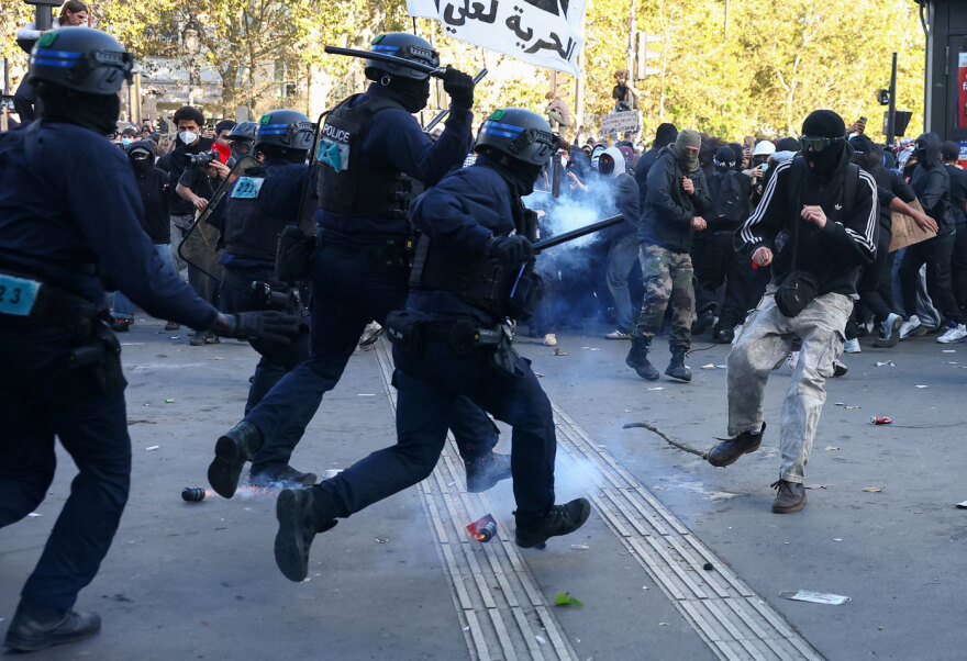 Η Γαλλία φλέγεται, η Βαστίλη ζει μια νέα εξέγερση: Ανυποχώρητοι οι μαθητές, πετροπόλεμος με αστυνομικούς, δακρυγόνα και ταραχές δίχως τέλος, βίντεο