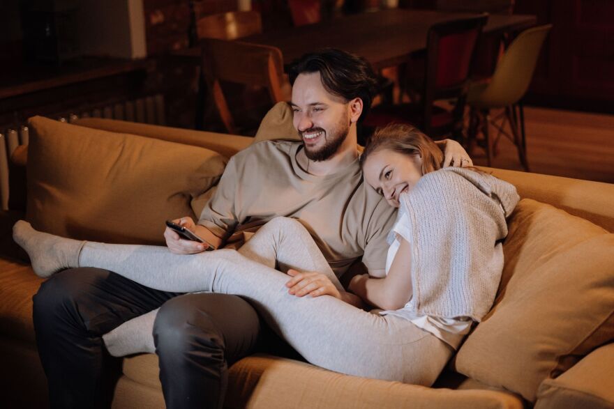 Movie nights στο σπίτι: Τι να προσέξεις πριν επιλέξεις τη νέα σου TV