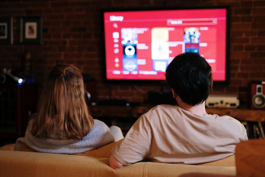 Movie nights στο σπίτι: Τι να προσέξεις πριν επιλέξεις τη νέα σου TV