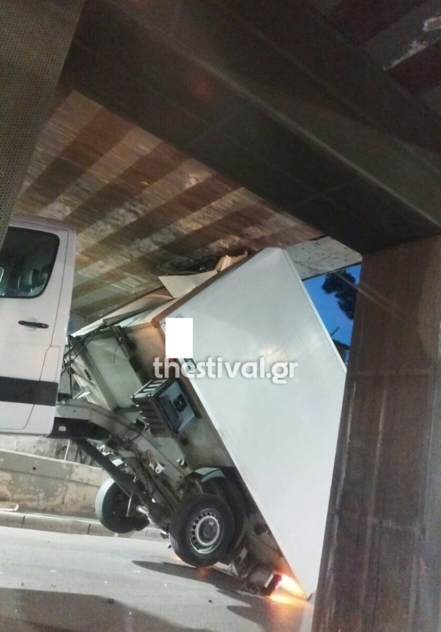 Απίστευτο τροχαίο στη Θεσσαλονίκη: Φορτηγό προσέκρουσε και κόλλησε σε γέφυρα ενώ μεταφερόταν με όχημα οδικής βοήθειας, δείτε βίντεο