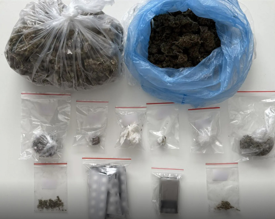 Συνελήφθη στην Άμφισσα άνδρας με 36 μαχαίρια, σπαθιά, καραμπίνες και 29 κινητά
